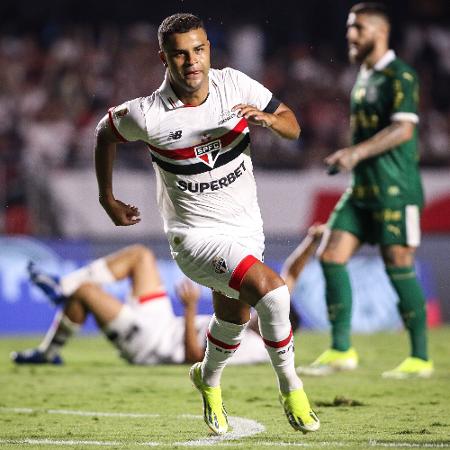 Alisson, do São Paulo, comemora seu gol contra o Palmeiras, pelo Paulistão