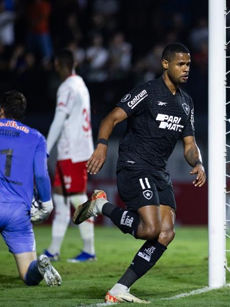Júnior Santos, do Botafogo, comemora gol marcado contra o Bragantino na Libertadores