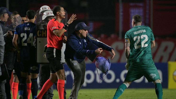 Herrera, goleiro do Talleres, se revolta com arbitragem no intervalo de jogo contra o São Paulo