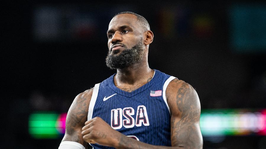 LeBron James, dos EUA, em ação contra o Brasil no basquete masculino das Olimpíadas