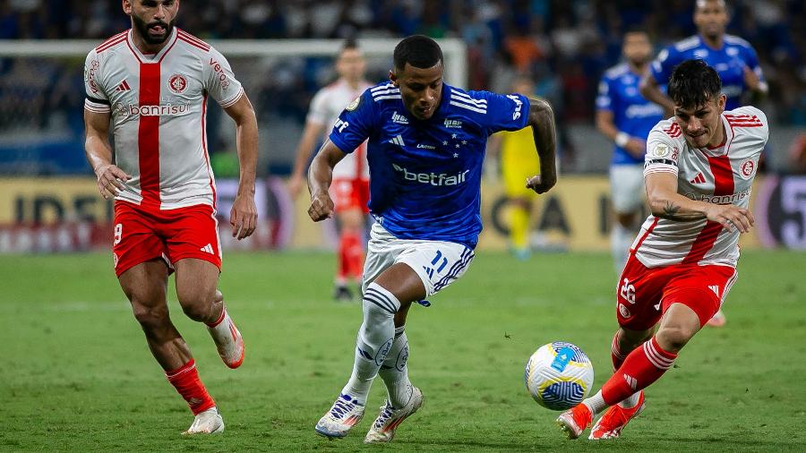 Arthur Gomes, do Cruzeiro, em ação durante jogo contra o Inter pelo Campeonato Brasileiro