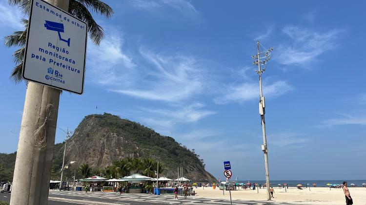 Placa da Prefeitura no local onde houve briga de torcidas de Fla e Peñarol: "estamos de olho!"