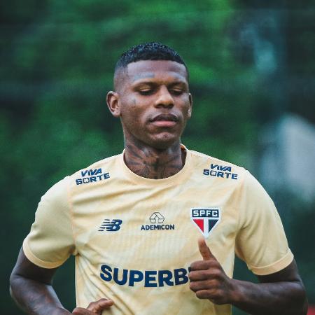 Arboleda durante treino do São Paulo no CT da Barra Funda