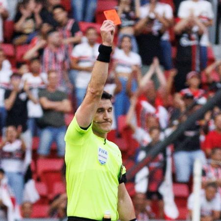 Árbitro Rafael Rodrigo Klein dá cartão vermelho para André Ramalho em jogo entre São Paulo e Corinthians pelo Brasileirão