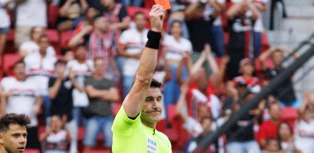 Var divulga áudios de pênalti e expulsão no clássico São Paulo x Corinthians.