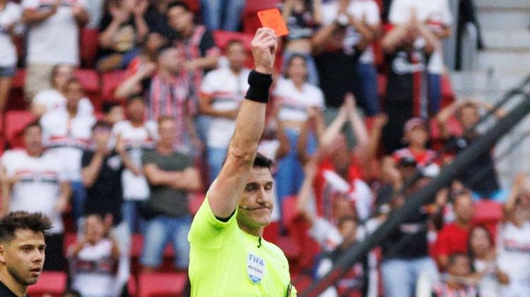 The referee Rafael Rodrigo Klein was honored for André Ramalho in the match between São Paulo and Corinthians in Brazil