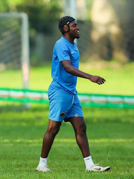 Alberth Elis está treinando com uma proteção na cabeça após se recuperar de uma cirurgia que fez em fevereiro - Divulgação/Mauricio Ayala