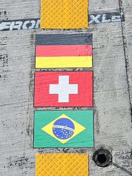 Detalhe da garagem da equipe Sauber durante teste de Bortoleto