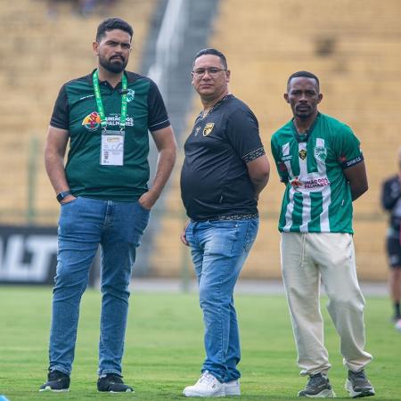 Djair Lucena, Adriano Ribeiro (de preto) e Douglas Ramos, pai de Endrick, à direita