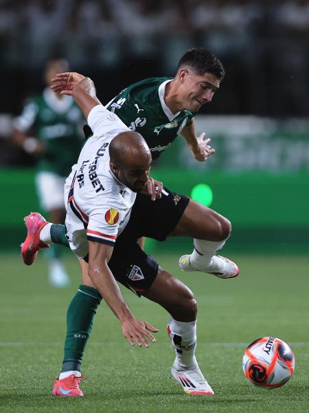 Lucas Moura, do São Paulo, sofrendo falta de Emiliano Martínez, do Palmeiras Lucas Moura, do São Paulo, sofrendo falta de Emiliano Martínez, do Palmeiras