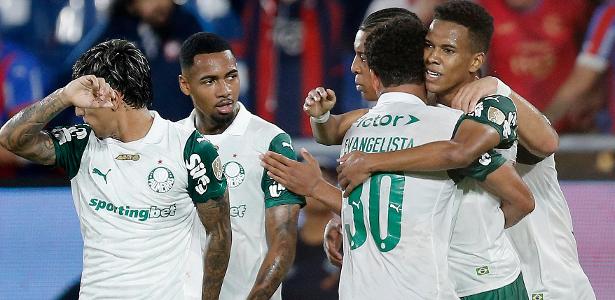 Palmeiras vence com golaço de Estêvão, redenção de Roque e avança