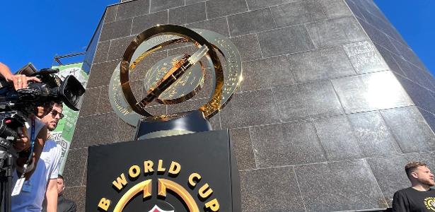 Aos pés do Cristo, Fluminense recebe troféu do Super Mundial da Fifa