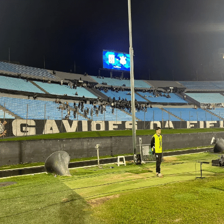 Torcidas do Corinthians fizeram cobranças ao elenco em Montevidéu, no Estádio Centenário, antes e depois de partida da Sul-Americana Torcidas do Corinthians fizeram cobranças ao elenco em Montevidéu, no Estádio Centenário, antes e depois de partida da Sul-Americana