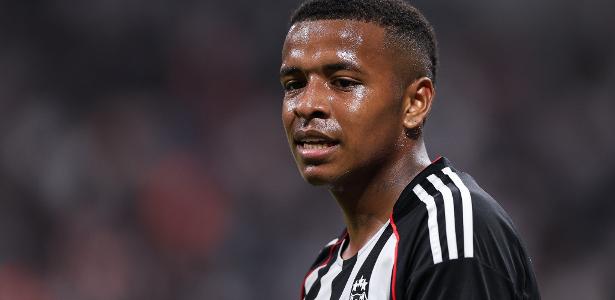 Cruzeiro contrata atacante Keny Arroyo do Besiktas para reforçar equipe principal.