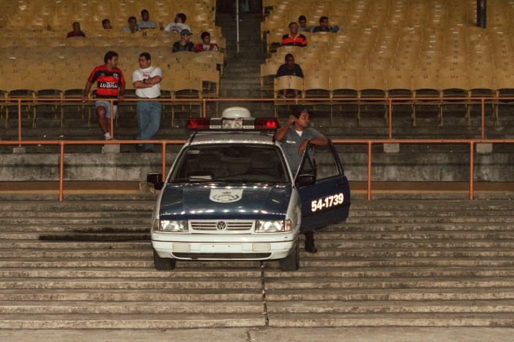 Carro de polícia é fotografado durante jogo Flamengo x Palmeiras em 1997