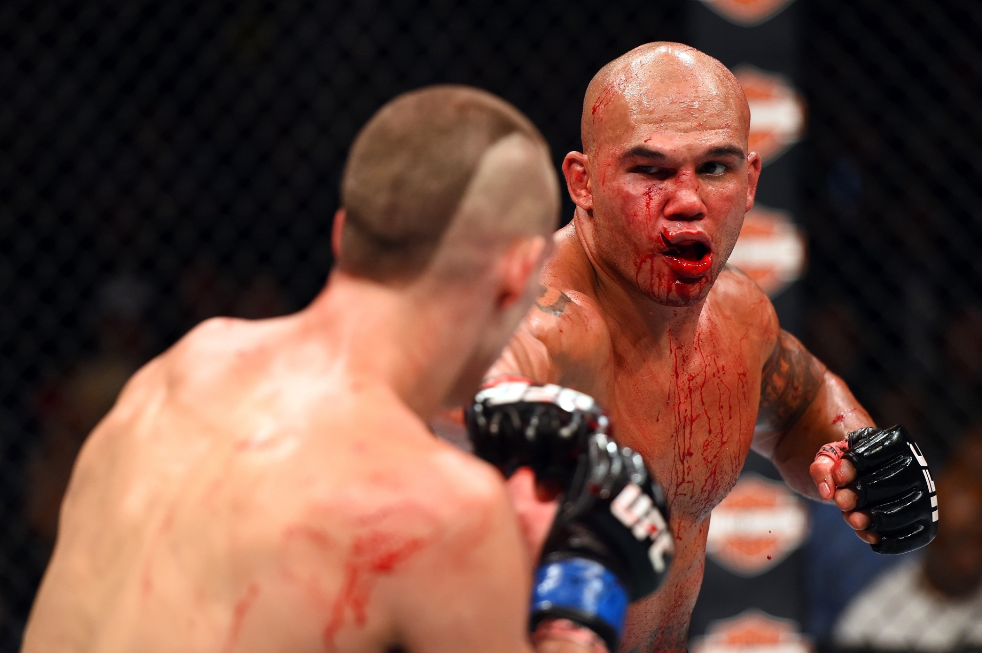 Com grande corte no lábio, Robbie Lawler se prepara para socar Rory MacDonald, no UFC 189, neste sábado (11); Lawler venceu por nocaute técnico e manteve seu cinturão dos meio-médios - Josh Hedges/Zuffa LLC/UFC