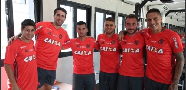 Darío Conca e os gringos do Flamengo na reapresentação do elenco no Ninho do Urubu - Gilvan de Souza/ Flamengo
