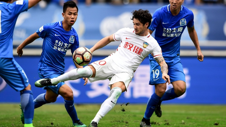 Alexandre Pato em ação pelo Tianjin Quanjian  -  AFP PHOTO / STR / CHINA OUT 