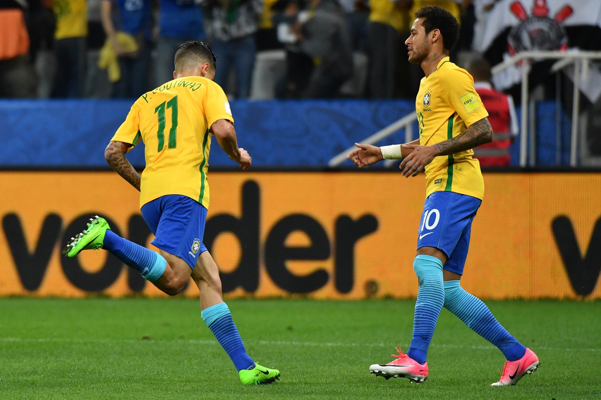 Philippe Coutinho comemora com Neymar primeiro gol da seleção contra o Paraguai - NELSON ALMEIDA/AFP