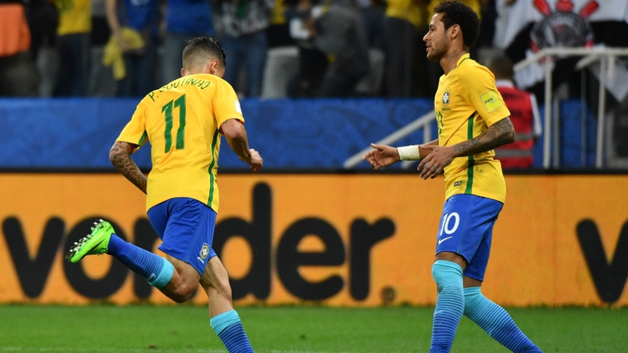 Philippe Coutinho comemora com Neymar primeiro gol da seleção contra o Paraguai - NELSON ALMEIDA/AFP