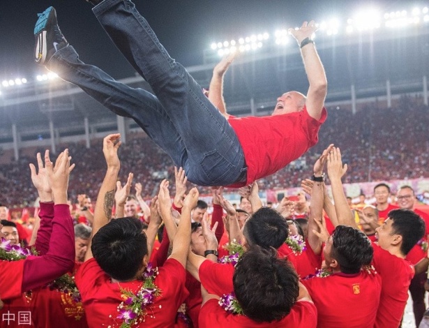 Felipão é jogado para cima depois de conquistar o Campeonato Chinês - Reprodução Twitter