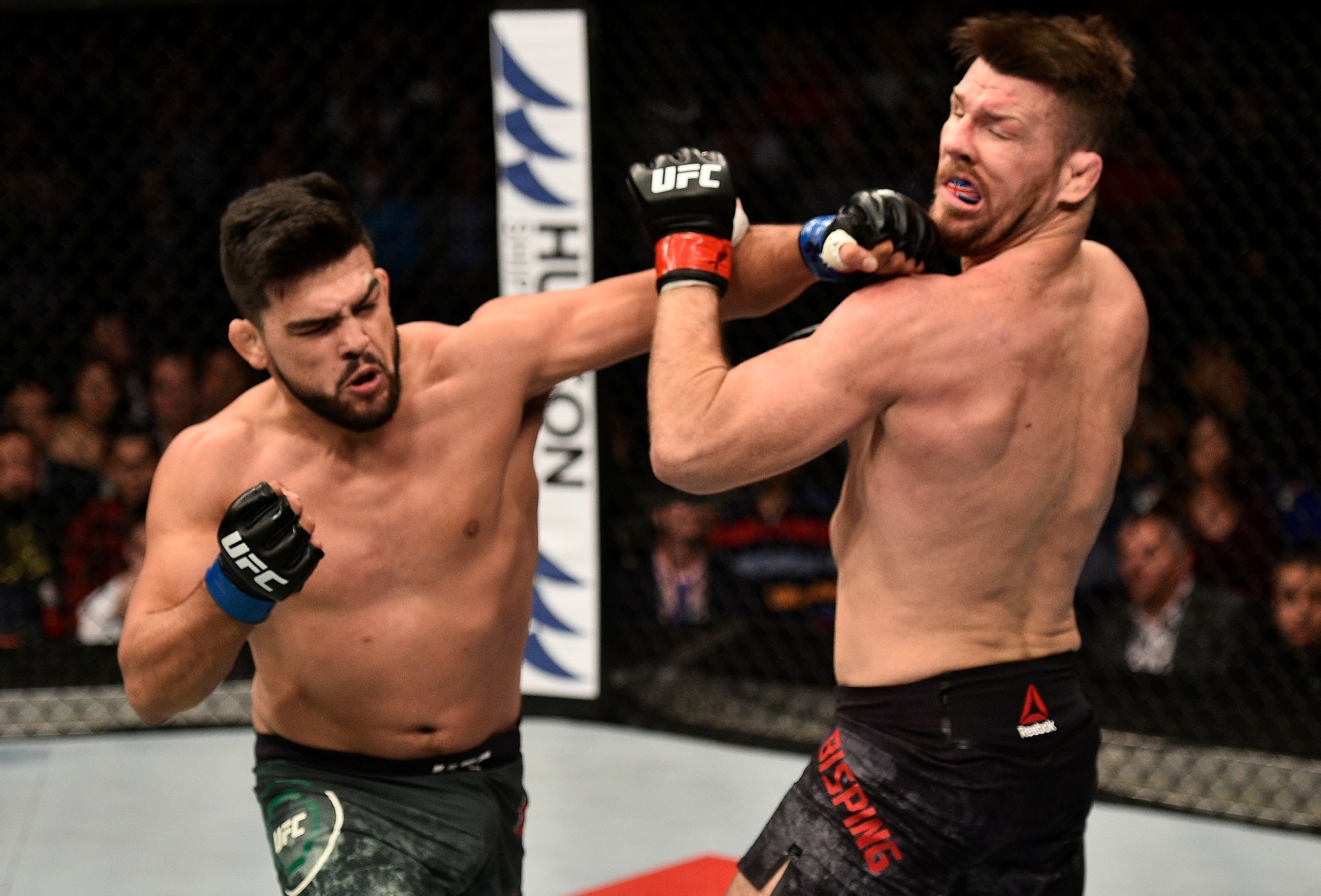 Na luta principal do UFC Fight Night em Xangai, na China, Kelvin Gastelum nocauteou Michael Bisping no primeiro round - Brandon Magnus/Zuffa LLC via Getty Images