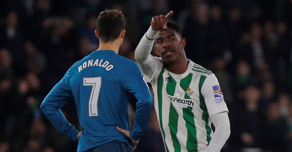 Junior Firpo comemora seu gol, ao fundo Cristiano Ronaldo parece abatido
