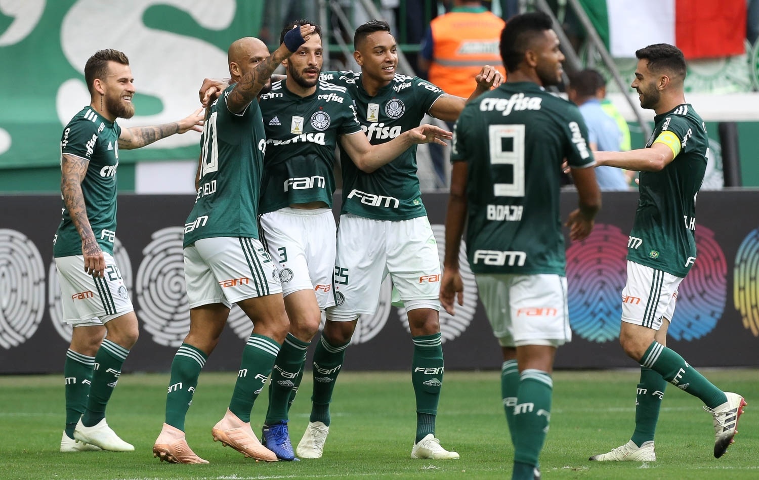 Jogadores do Palmeiras comemoram gol de Edu Dracena diante do Vitória pelo Campeonato Brasileiro 2018