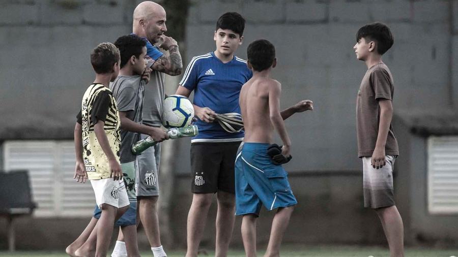 Crianças conversam com técnico Sampaoli dentro do CT do Santos - Ivan Storti/Santos FC