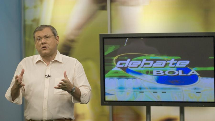 Milton Neves apresenta o programa Debate Bola na TV Record