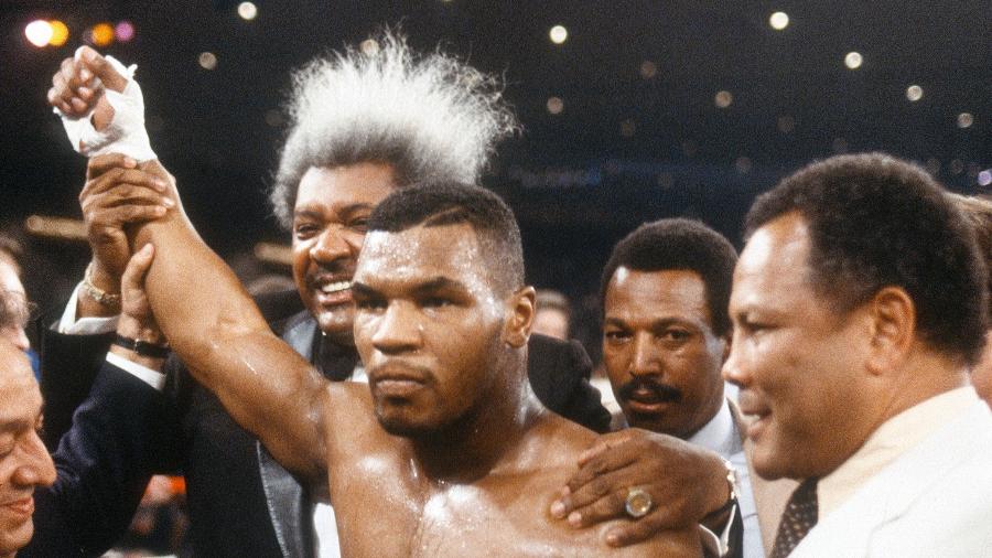 Mike Tyson celebra com Don King depois de vencer Trevor Berbick pelo título do CMB - Focus On Sport/Getty Images