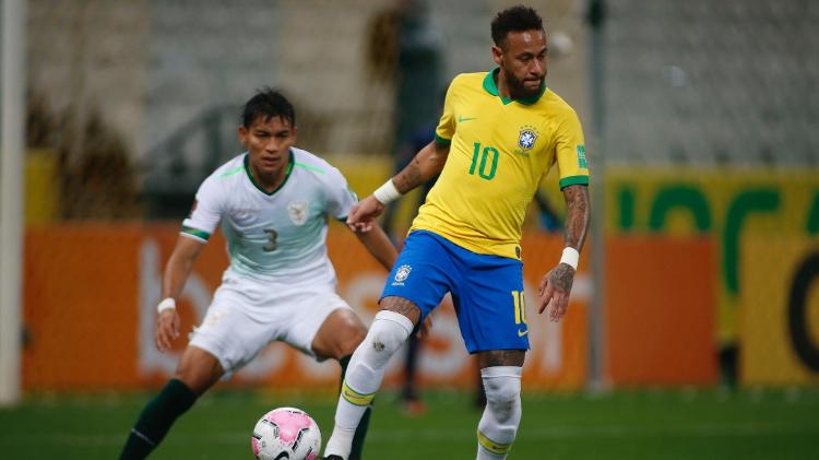 Neymar disputes the movement with Jesús Sagredo in Brazil x Bolivia - Miguel Schincariol - Miguel Schincariol