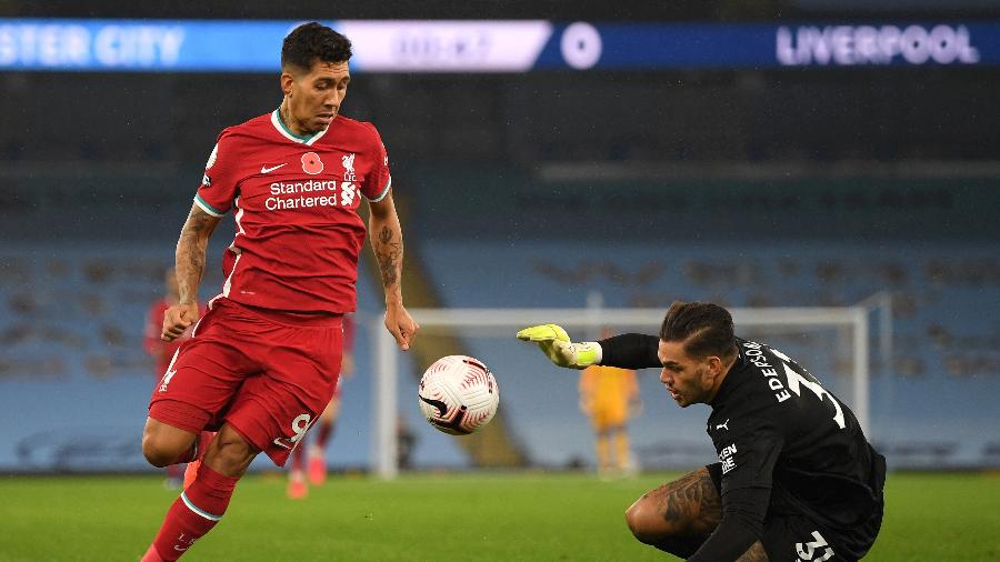 Firmino, do Liverpool, disputa lance com Ederson, do Manchester City - Shaun Botterill/Getty Images