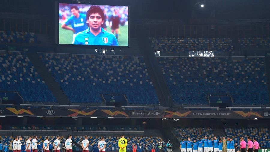 Napoli homenageou Diego Maradona antes da partida contra o Rijeka  - CIRO FUSCO/EFE