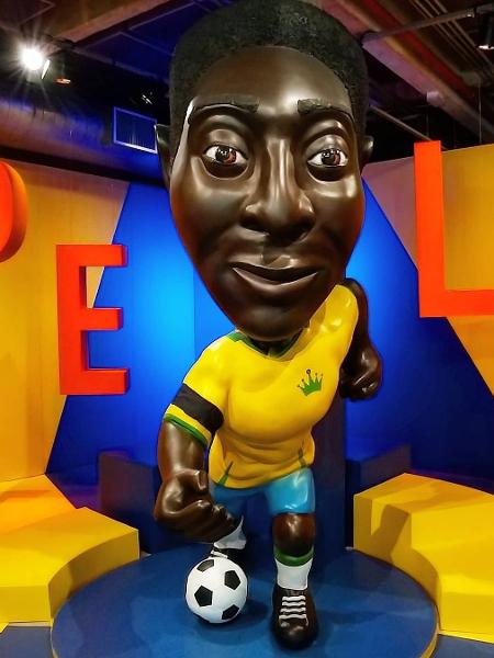 Estátua de Pelé no Museu do Futebol ganhou braçadeira preta em luto por Diego Maradona - Divulgação