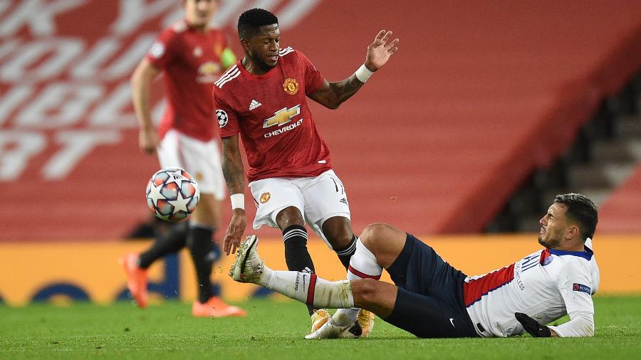 Fred dá pisão no tornozelo de Paredes durante jogo do Manchester United contra o PSG, pela Liga dos Campeões - Oli SCARFF / AFP
