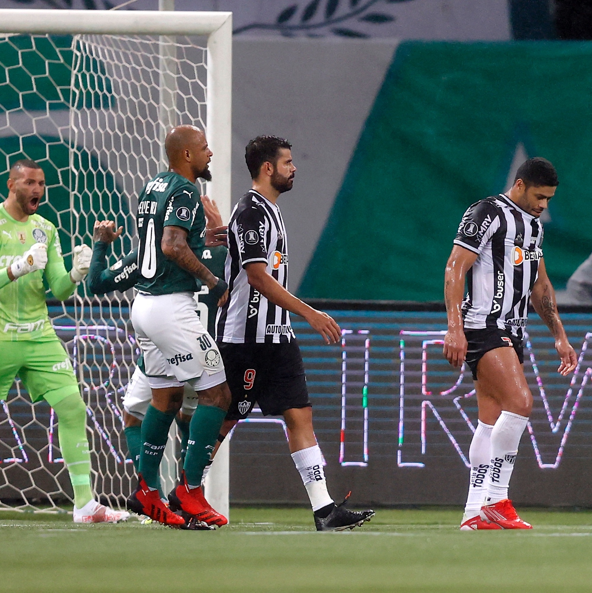 Em jogo com dois pênaltis, Athletico e Palmeiras empatam pelo