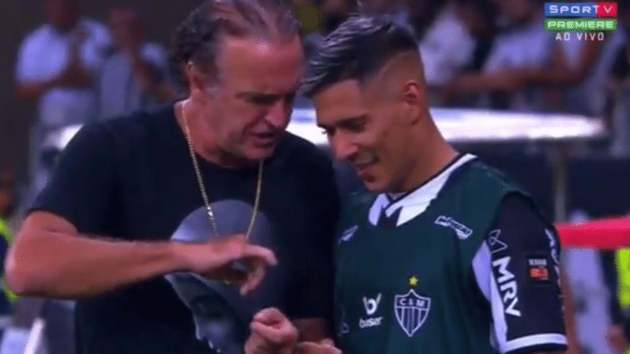 Cuca mostra dedo machucado após comemorar segundo gol do Atlético-MG contra o Grêmio - Reprodução/Premiere