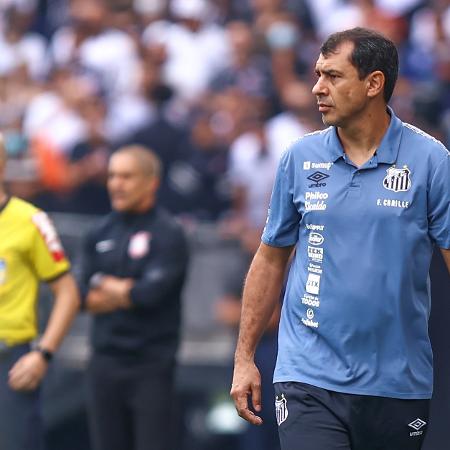 Carille observa a equipe do Santos no jogo contra o Corinthians - Marcello Zambrana/AGIF