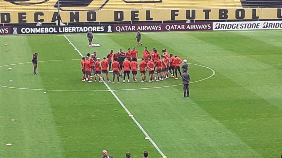 Elenco do Flamengo reunido no gramado do Campeón del Siglo, no penúltimo treino antes da final da Libertadores - Leo Burlá / UOL