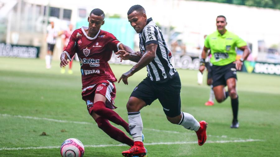 Ademir disputa bola com Otero, no duelo entre Atlético-MG e Patrocinense, pelo Mineiro de 2018 - Bruno Cantini/Atlético