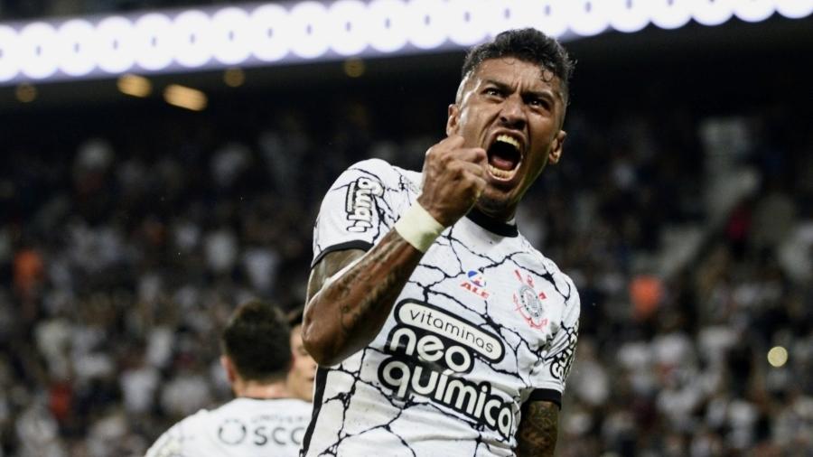 Paulinho comemora um dos gols do Corinthians contra o Mirassol, pelo Paulistão - Marcos Riboli