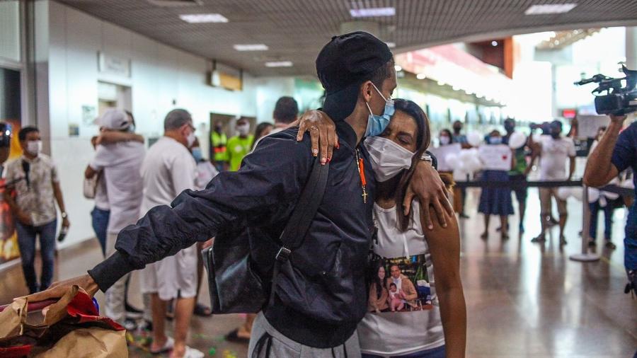 Pedrinho recebe abraço de sua mãe, Luciana, na chegada a Alagoas - Morgana Oliveira/CSA
