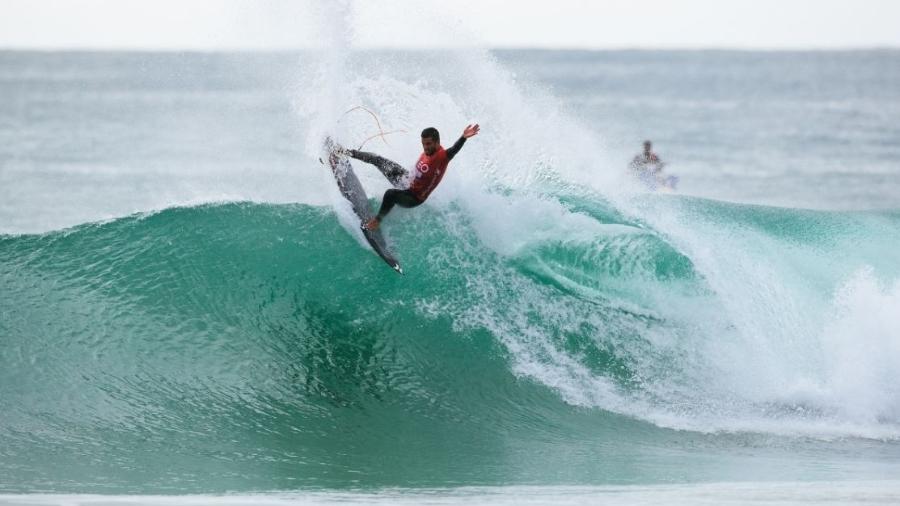 Filipe Toledo manobra durante etapa do mundial da WSL - WSL