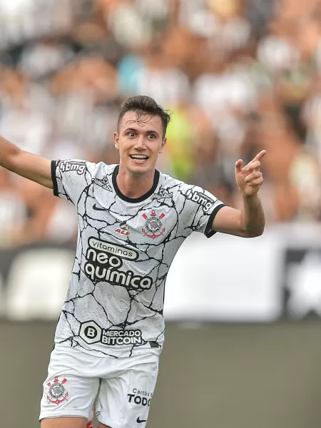 Lucas Piton faz primeiro treino com o elenco do Corinthians após