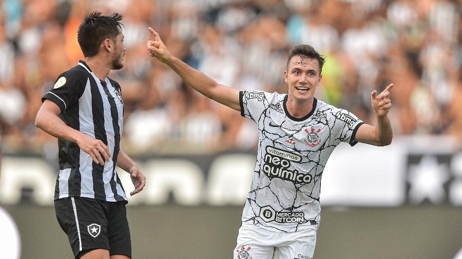  Lucas Piton, jogador do Corinthians, comemora seu gol durante partida contra o Botafogo no Engenhao pelo campeonato Brasileiro A 2022. - Thiago Ribeiro/AGIF