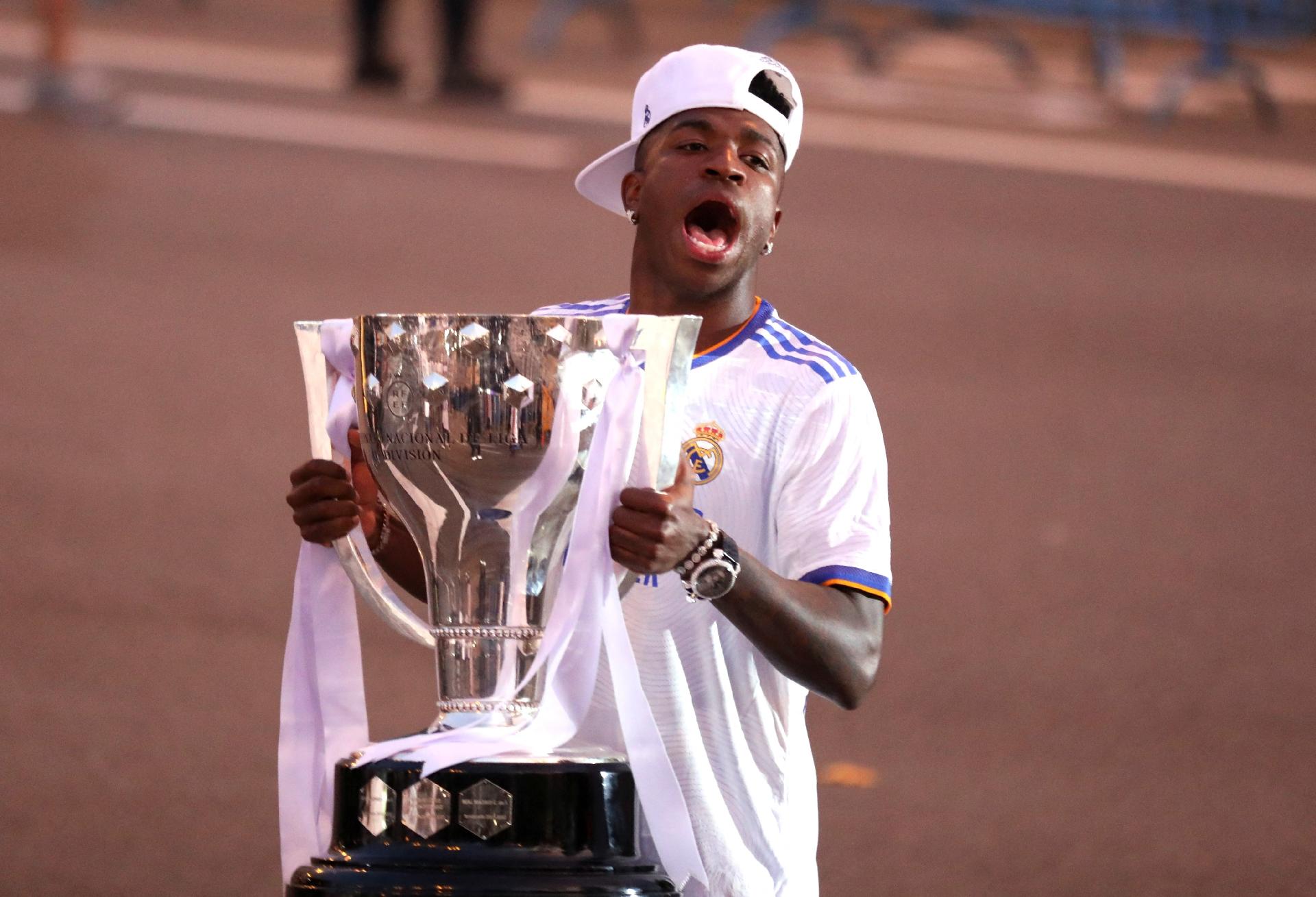 Vinicius Jr. exibe o troféu na comemoração do título espanhol pelo Real Madrid - Isabel Infantes/Reuters