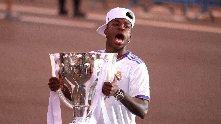 Vinicius Jr. exibe o troféu na comemoração do título espanhol pelo Real Madrid - Isabel Infantes/Reuters