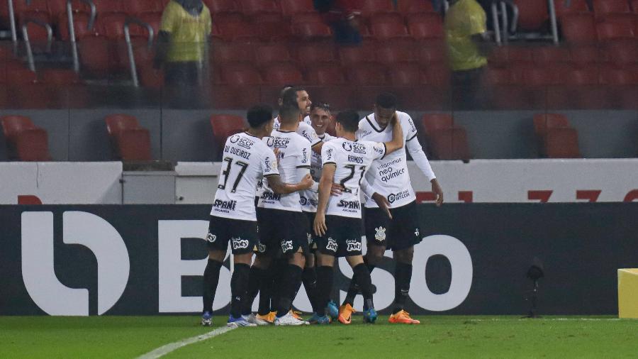 Jogadores do Corinthians comemoram gol de Jô contra o Internacional, no Beira-Rio, pelo Campeonato Brasileiro - Maxi Franzoi/AGIF