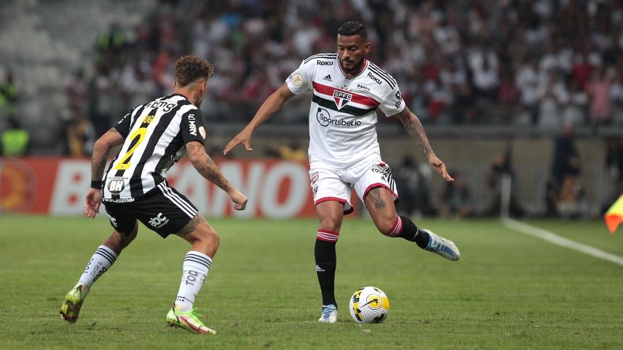 Guga, do Atlético-MG, marca Reinaldo, lateral do São Paulo - Miguel Schincariol